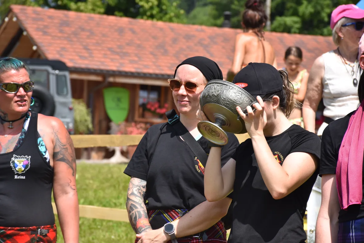 Eine Spielerin trinkt aus dem Kelch.